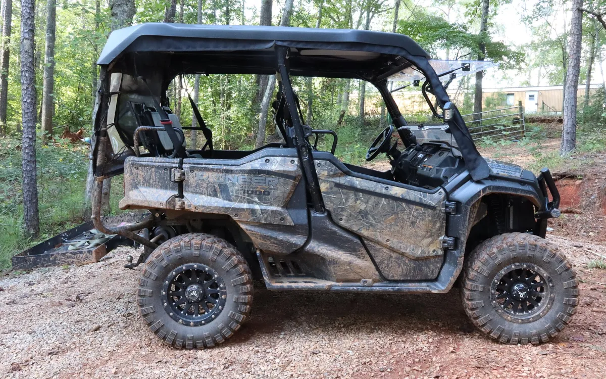 Orman yolunda Polaris GENERAL karma UTV