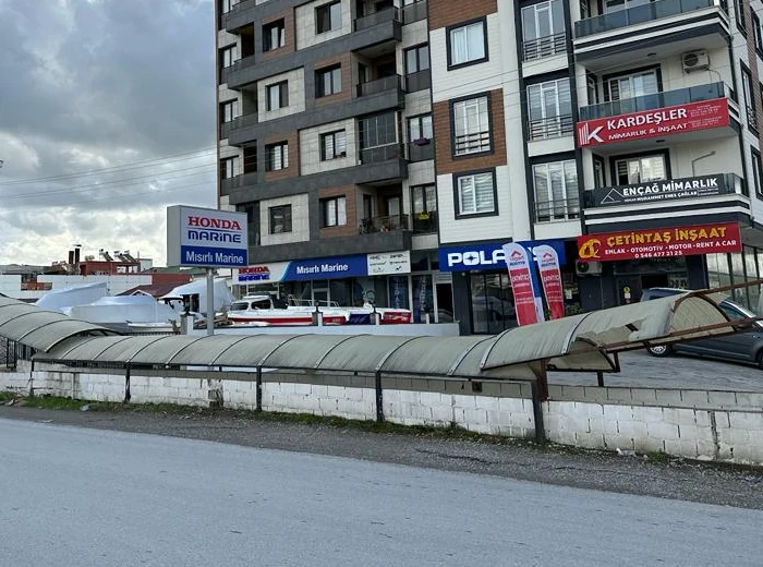 Mısırlı Marine mağazasının Çanakkale yolu üzerindeki cephesi