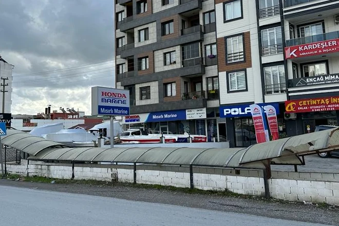 Mısırlı Marine mağazası — Edremit, Çanakkale yolu üzeri