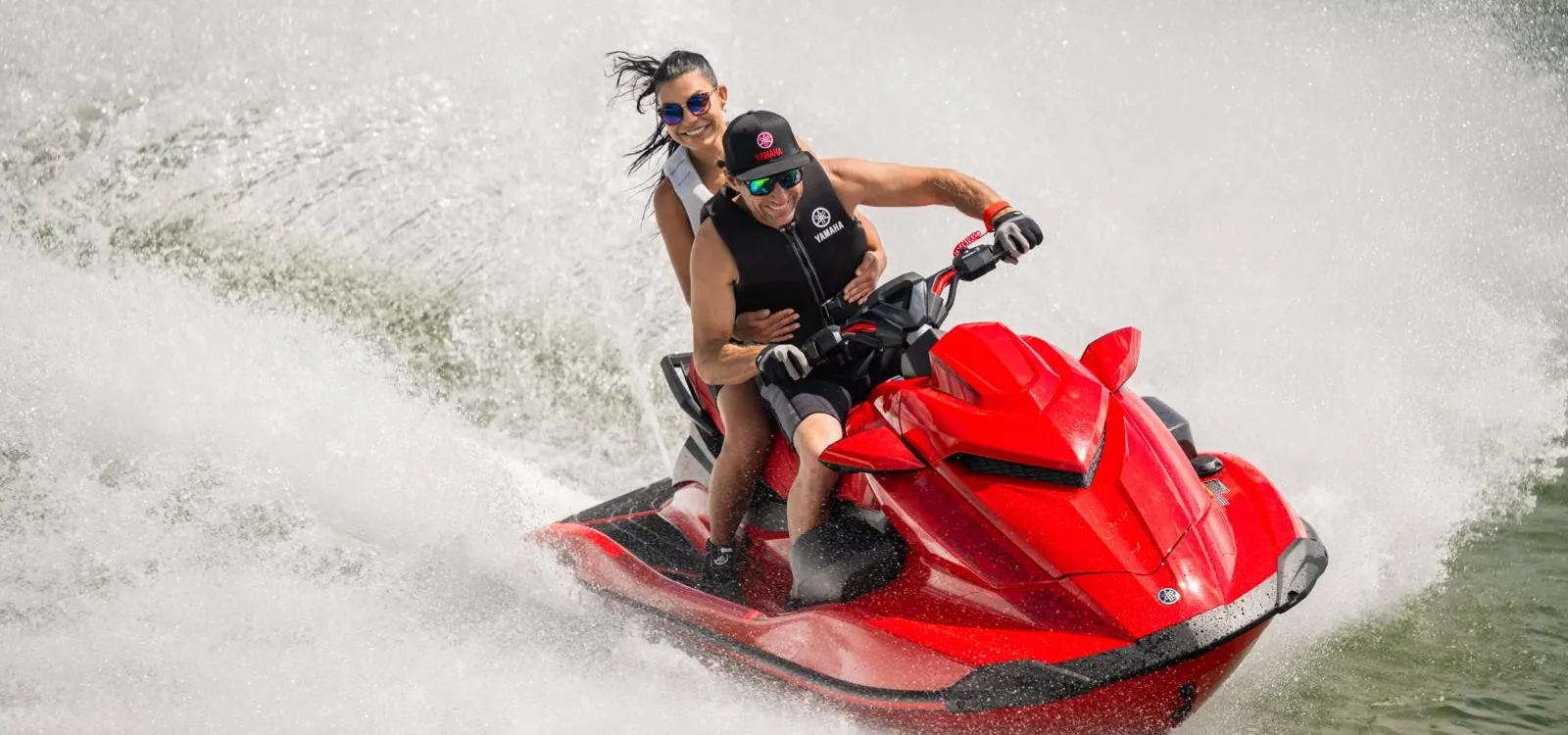 Denizde iki kişilik kırmızı Yamaha WaveRunner deniz motosikleti