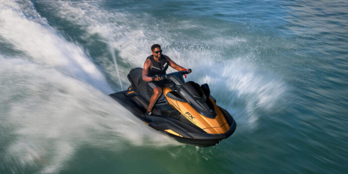 2025-Yamaha-FX-HO-CR-EU-Black-Action-001-03